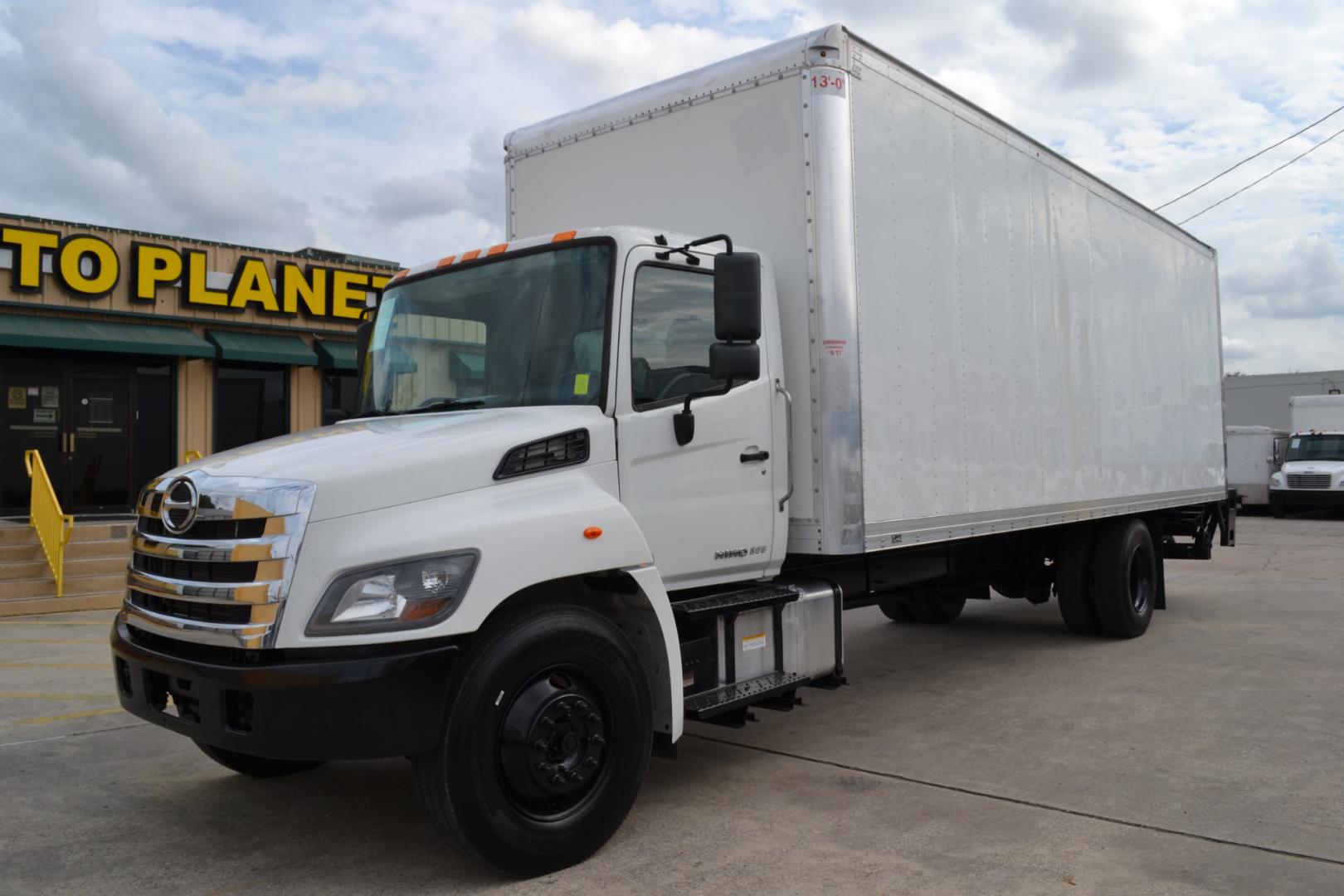 2020 WHITE /BLACK HINO 268 with an JO8E-WU 8.0L 230HP engine, ALLISON 2200HS AUTOMATIC transmission, located at 9172 North Fwy, Houston, TX, 77037, (713) 910-6868, 29.887470, -95.411903 - 25,950LB GVWR NON CDL, 26FT BOX, 13FT CLEARANCE, HEIGHT 103" X WIDTH 102", 2,500LB LIFT GATE, 95 GALLON FUEL TANK, SPRING RIDE, COLD A/C - Photo#0